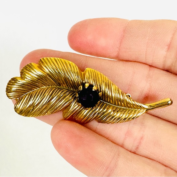 VINTAGE Gold Tone Textured Feather Brooch Pin with Faceted Amethyst Stone - Picture 3 of 10